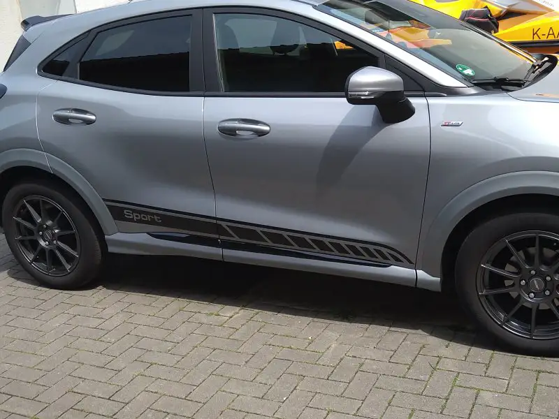 Kunden-Referenzbild - silberner Ford Puma mit Set 327 Motiv Car Stickers Dekor in Schwarz auf Pflasterweg - Foto Manfred Schuh
