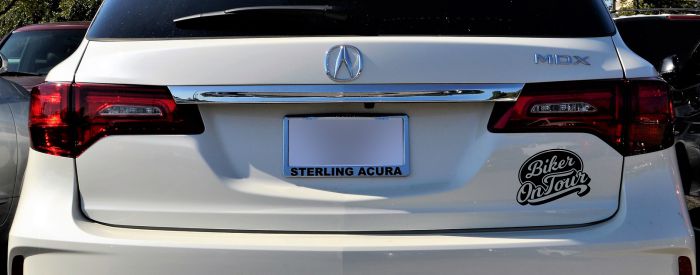 Auto Namensaufkleber beispielsweise hier als Heck Sticker "Biker on Tour" am Acura MDX