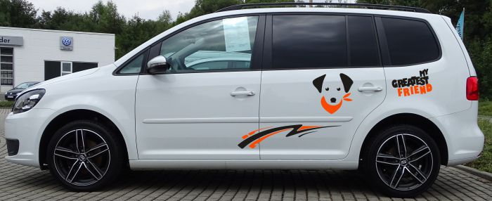 Hundeaufkleber fürs Auto beispielsweise hier am VW Touran