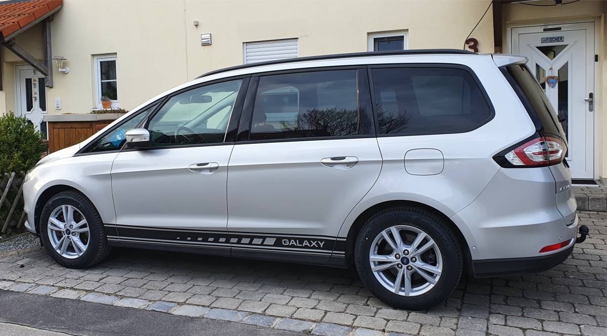 Ford Galaxy Set 313 mattschwarz // Foto: Marisa Fischer