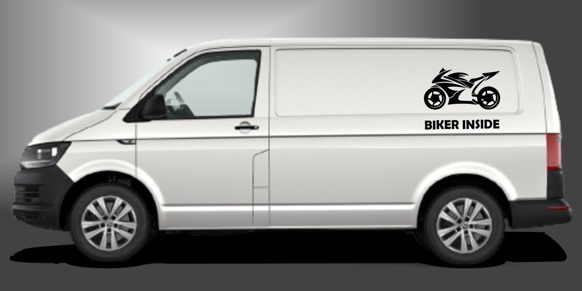 Der Biker Inside Aufkleber ist ein leidenschaftlicher Auto-Sticker für Kleinbusse, der dem Fahrzeug einen sportlichen und modernen Auftritt im Design verleiht. Das Set besteht aus modularen Einzelelementen im Baukastenprinzip. Geeignet für glatte, lackierte Fahrzeugoberflächen. Material: Hochwertige Plotterfolie (Mactac), UV-beständig, waschstraßenfest, rückstandslos entfernbar, Haltbarkeit über 10 Jahre.