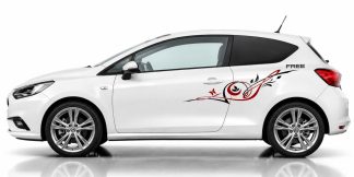 Aufkleber Blumen in Schwarz und Dunkelrot auf einem weißen Opel Corsa