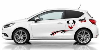 Aufkleber Hund in Schwarz und Dunkelrot auf einem weißen Opel Corsa