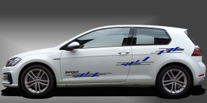Aufkleber Seite Auto in Schwarz und Blau auf weißem VW Golf 7