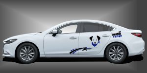 Auto Aufkleber Hund als sportliches und charmantes Auto-Tattoo in Schwarz und Blau auf weißem Mazda 6