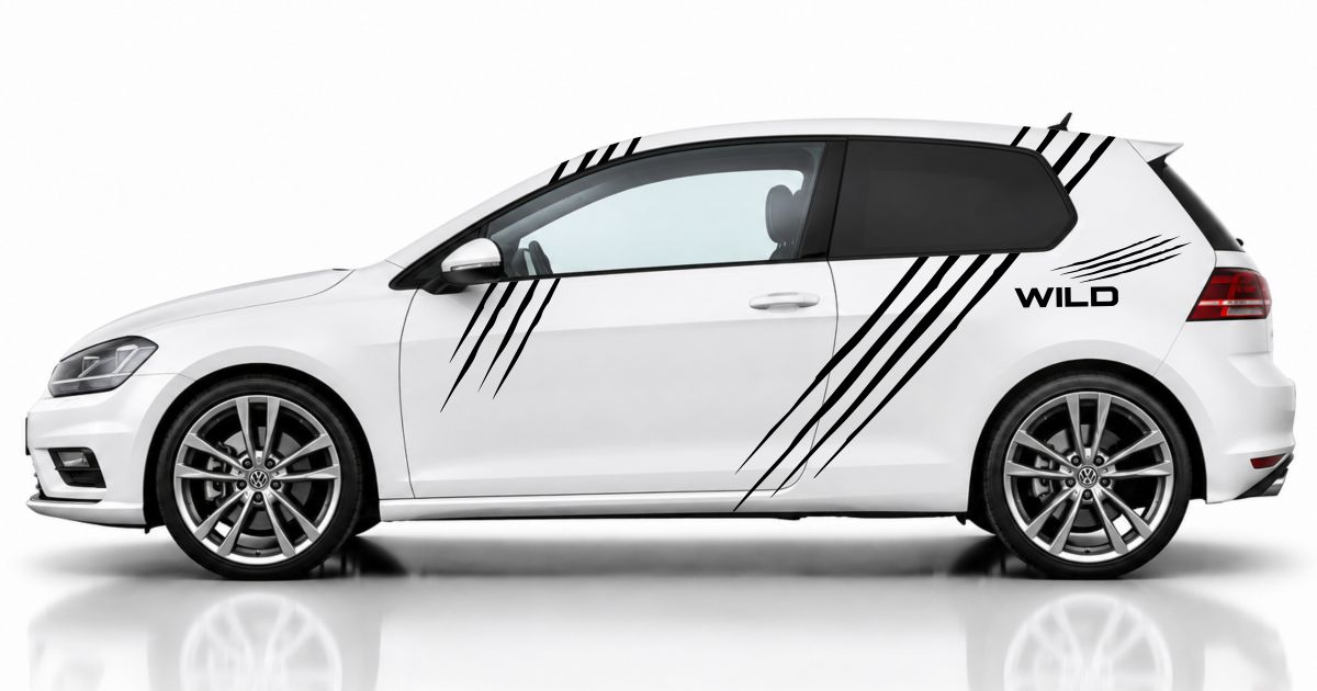 Auto Kratzer in Schwarz auf einem weißen VW Golf 7