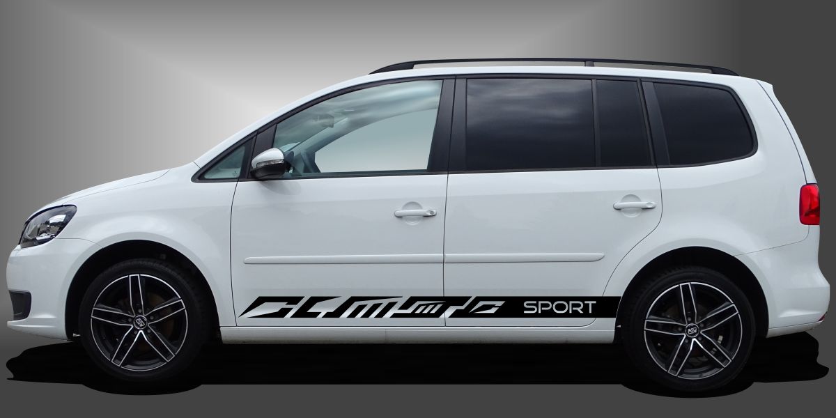 Auto Rennstreifen als sportlicher und perfekter Auto-Streifen in Schwarz auf weißem VW Touran