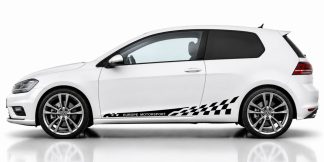Auto Seitenstreifen Aufkleber in Schwarz auf einem weißen VW Golf 7
