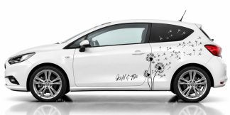 Auto Sticker Pusteblume in Schwarz und Dunkelrot auf einem weißen Opel Corsa