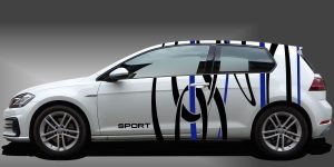 Auto Tuning Aufkleber als sportliche und attraktive Dekorfolie in Schwarz und Blau auf weißem VW Golf 7