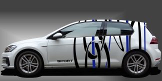 Auto Tuning Aufkleber als sportliche und attraktive Dekorfolie in Schwarz und Blau auf weißem VW Golf 7