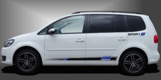 Auto Tuning Viperstreifen in Schwarz und Blau auf weißem VW Touran