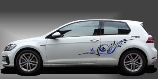 Autoaufkleber Blumen in Schwarz und Blau auf weißem VW Golf 7