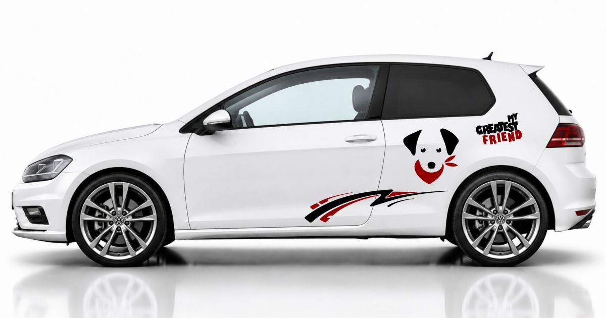 Autoaufkleber Hund in Schwarz und Dunkelrot auf einem weißen VW Golf 7