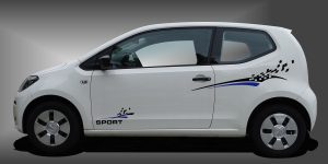 Autodekore Folie in Schwarz und Blau auf weißem VW UP