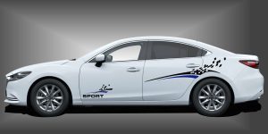 Autodesign in Schwarz und Blau auf weißem Mazda 6