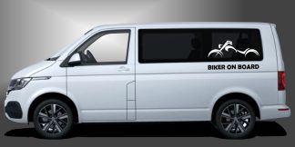Biker on Board Aufkleber als sportlicher, hochwertiger Style in Schwarz und Weiß auf weißem VW T6