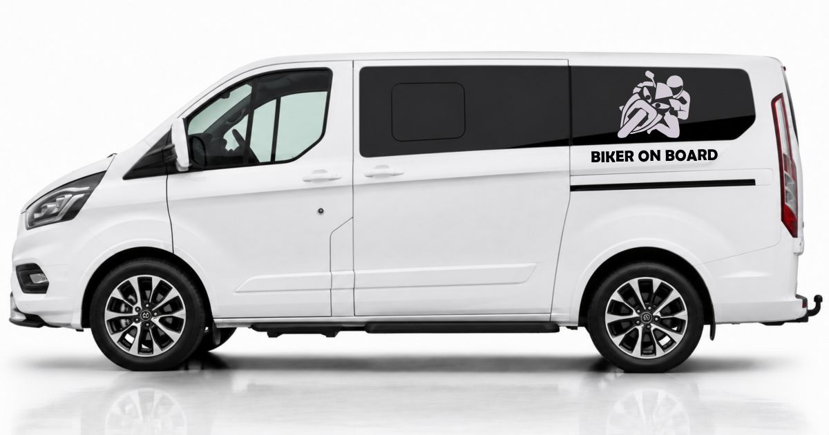 Biker on Board Sticker in Silber und Schwarz auf einem weißen Ford Tourneo Custom