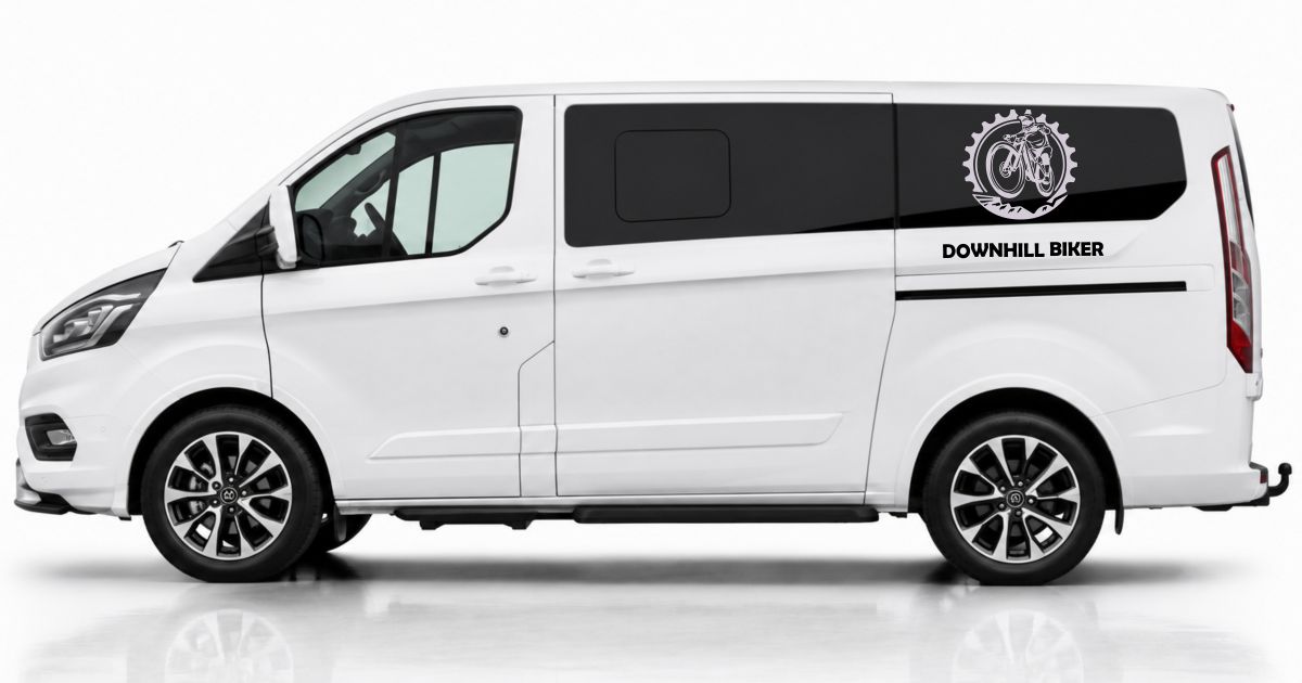 Biker on Tour Sticker in Silber und Schwarz auf einem weißen Ford Tourneo Custom
