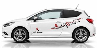 Blumen Autoaufkleber in Schwarz und Dunkelrot auf einem weißen Opel Corsa