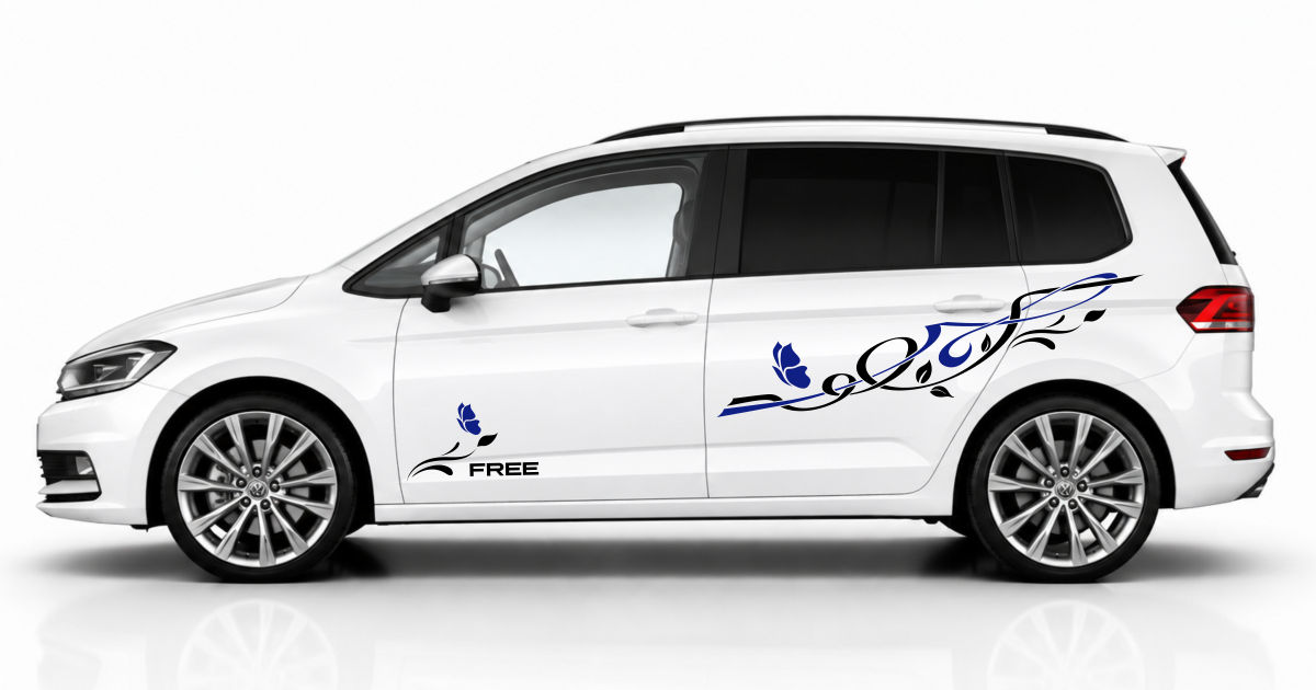 Blumen Tattoo in Schwarz und Blau auf einem weißen VW Touran