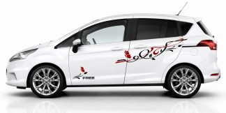 Blumen Tattoo in Schwarz und Dunkelrot auf einem weißen Ford B-Max