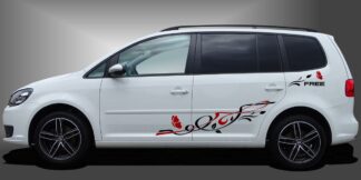 Blumen Tattoo in Schwarz und Dunkelrot auf weißem VW Touran