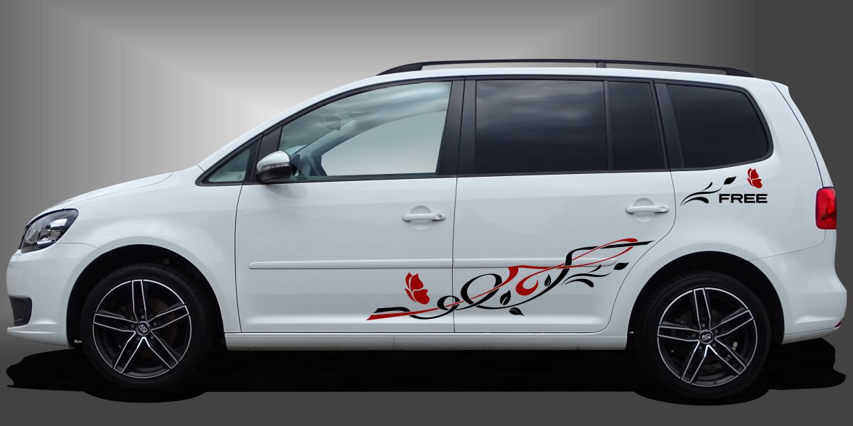 Blumen Tattoo in Schwarz und Dunkelrot auf weißem VW Touran