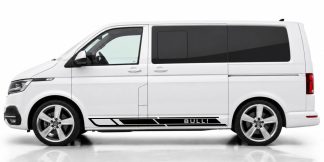 Bulli Aufkleber in Schwarz auf einem weißen VW T6