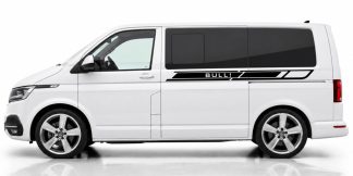 Bulli Schriftzug in Schwarz auf einem weißen VW T6