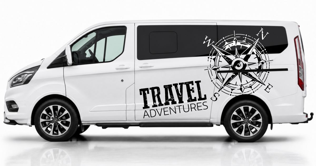 Bus Tuning in Schwarz und Weiss auf einem weißen Ford Tourneo Custom