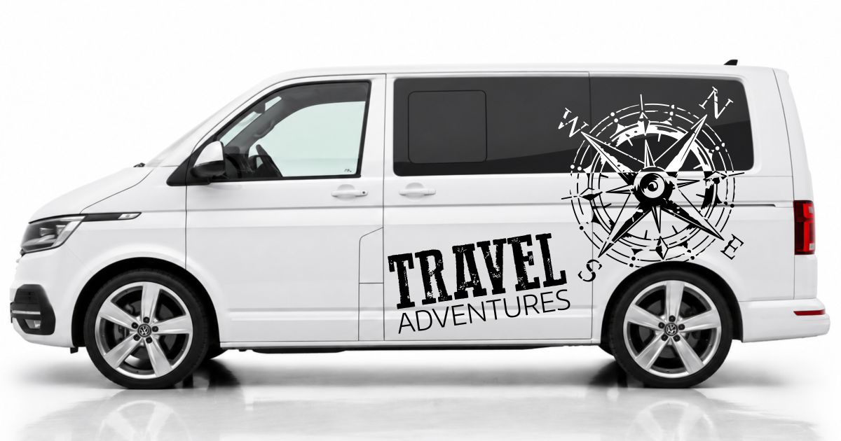 Bus Tuning in Schwarz und Weiss auf einem weißen VW T6