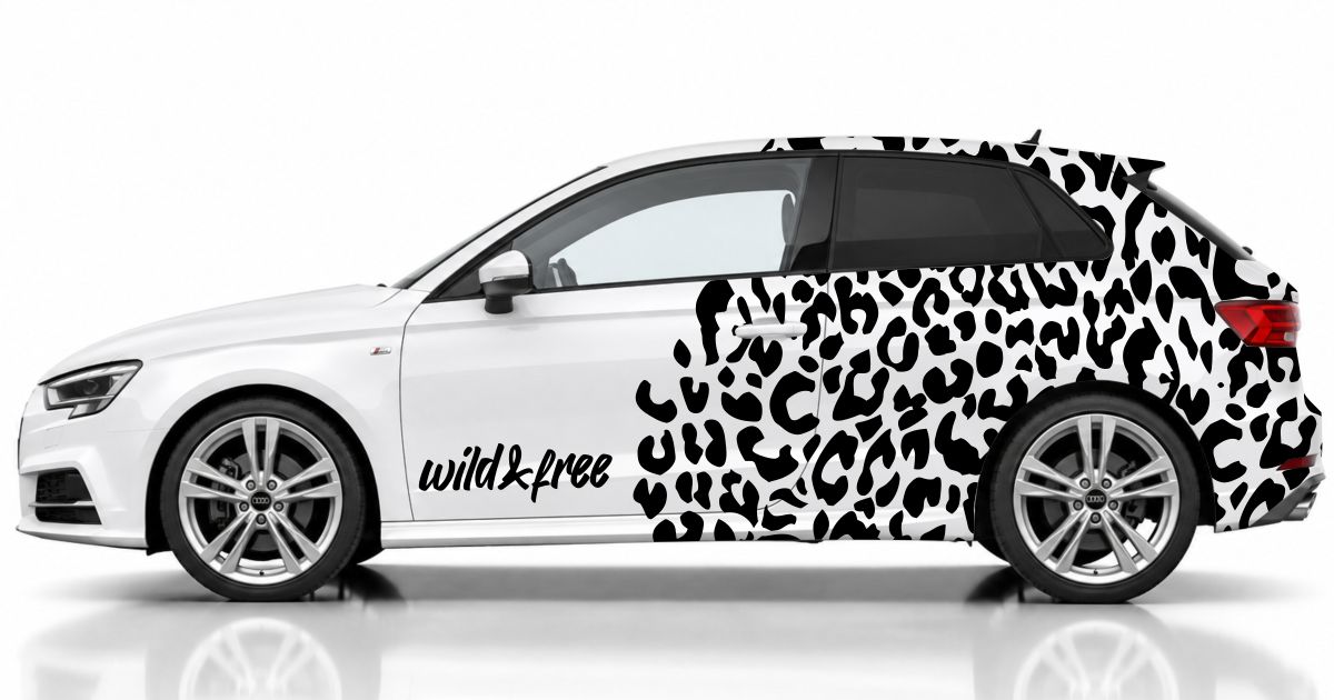 Camouflage Auto in Schwarz auf einem weißen Audi A3 Sportback