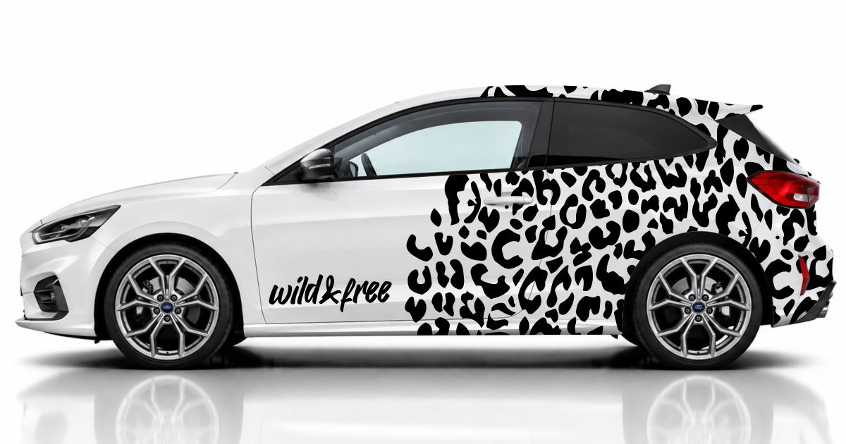 Camouflage Auto in Schwarz auf einem weißen Ford Focus
