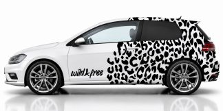 Camouflage Auto in Schwarz auf einem weißen VW Golf 7