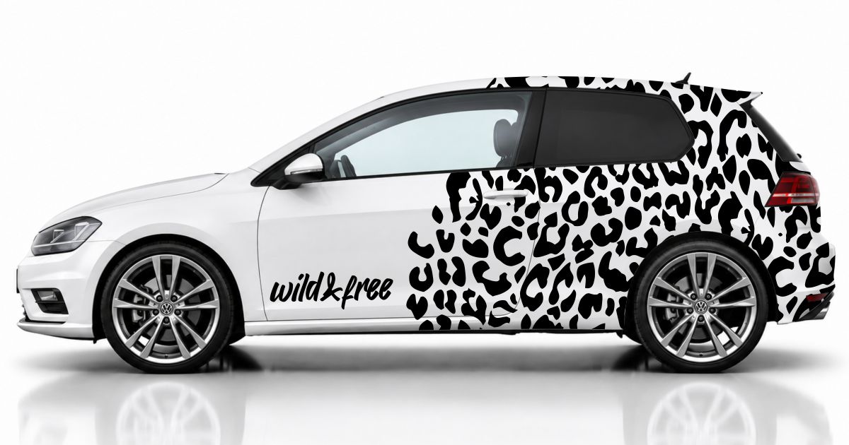 Camouflage Auto in Schwarz auf einem weißen VW Golf 7