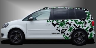 Camouflage Autodekor in Schwarz und Dunkelgrün auf weißem VW Touran