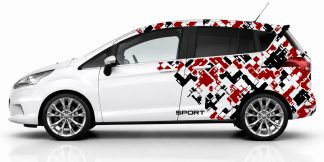 Camouflage Autodekor in Schwarz und Dunkelrot auf einem weißen Ford B-Max