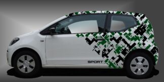 Camouflage Autofolie in Schwarz und Dunkelgrün auf weißem VW UP