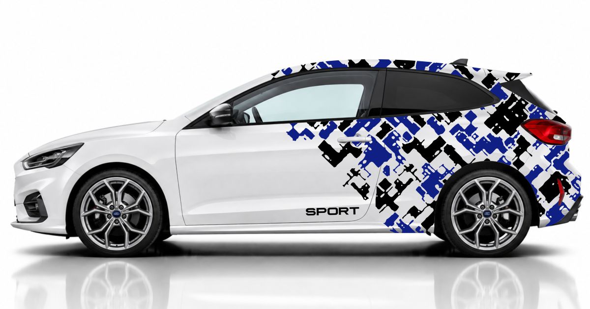 Camouflage Dekor in Schwarz und Blau auf einem weißen Ford Focus