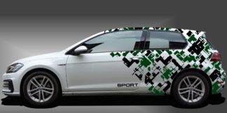 Camouflage Dekor in Schwarz und Dunkelgrün auf weißem VW Golf 7
