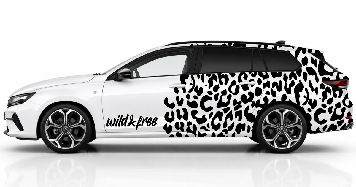 Camouflage Folierung in Schwarz auf einem weißen Opel Astra SportsTourer