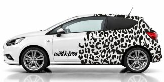 Camouflage in Schwarz und Dunkelrot auf einem weißen Opel Corsa