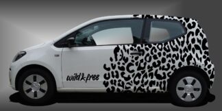Camouflage als sportlicher und imposanter Tuning-Aufkleber in Schwarz auf weißem VW UP