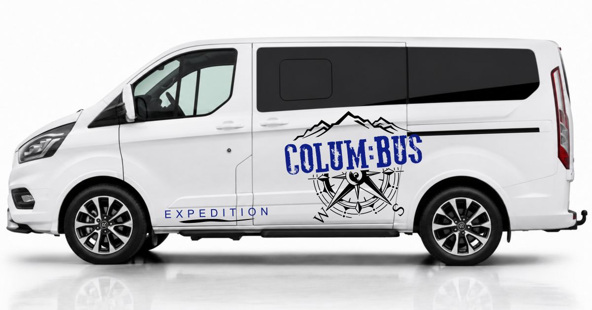 Camper Bus Sticker in Schwarz und Blau auf einem weißen Ford Tourneo Custom