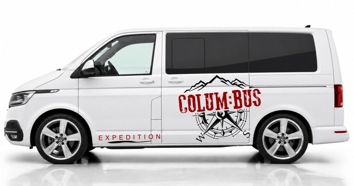 Camper Bus Sticker in Schwarz und Dunkelrot auf einem weißen VW T6