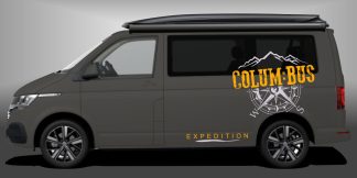 Camper Bus Sticker als sportlicher und markanter Autosticker in Silber und Dunkelgelb auf dunkelgrauem VW T6