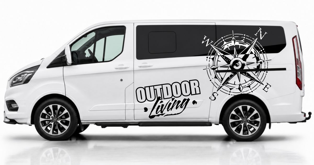 Camper Van Tuning in Schwarz und Weiss auf einem weißen Ford Tourneo Custom