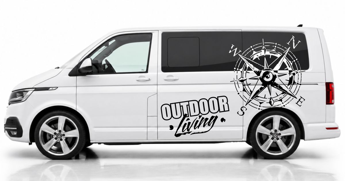 Camper Van Tuning in Schwarz und Weiss auf einem weißen VW T6