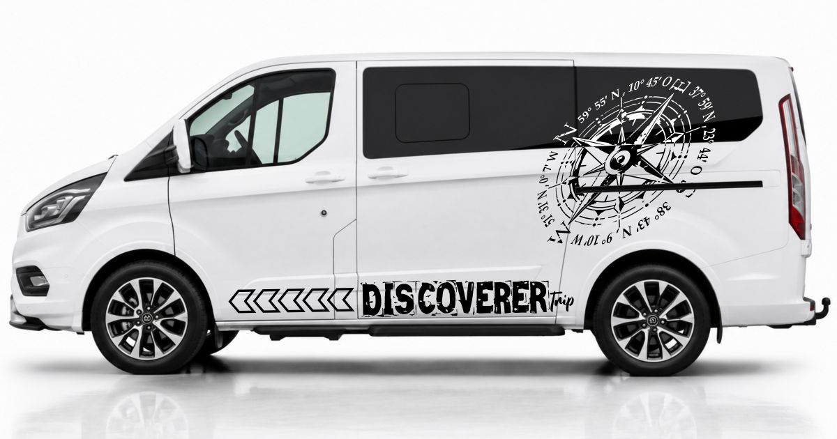 Campervan Tuning in Schwarz und Weiss auf einem weißen Ford Tourneo Custom